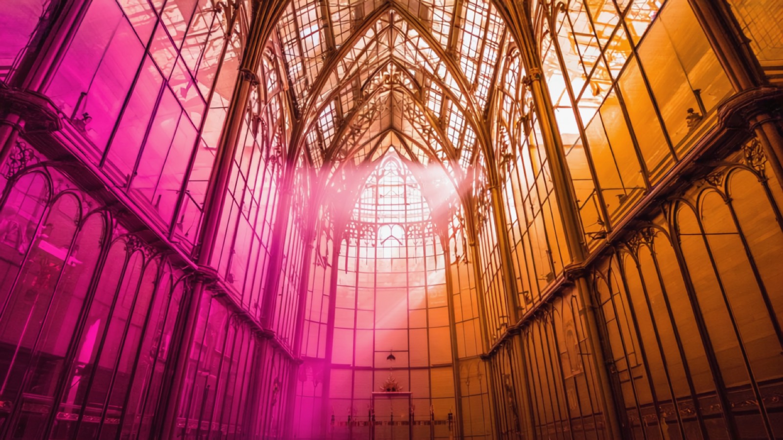 Transparente Glas-und-Stahl-Kuppel von innen gesehen mit einfallendem Licht, Halbtonraster in warmen Farben